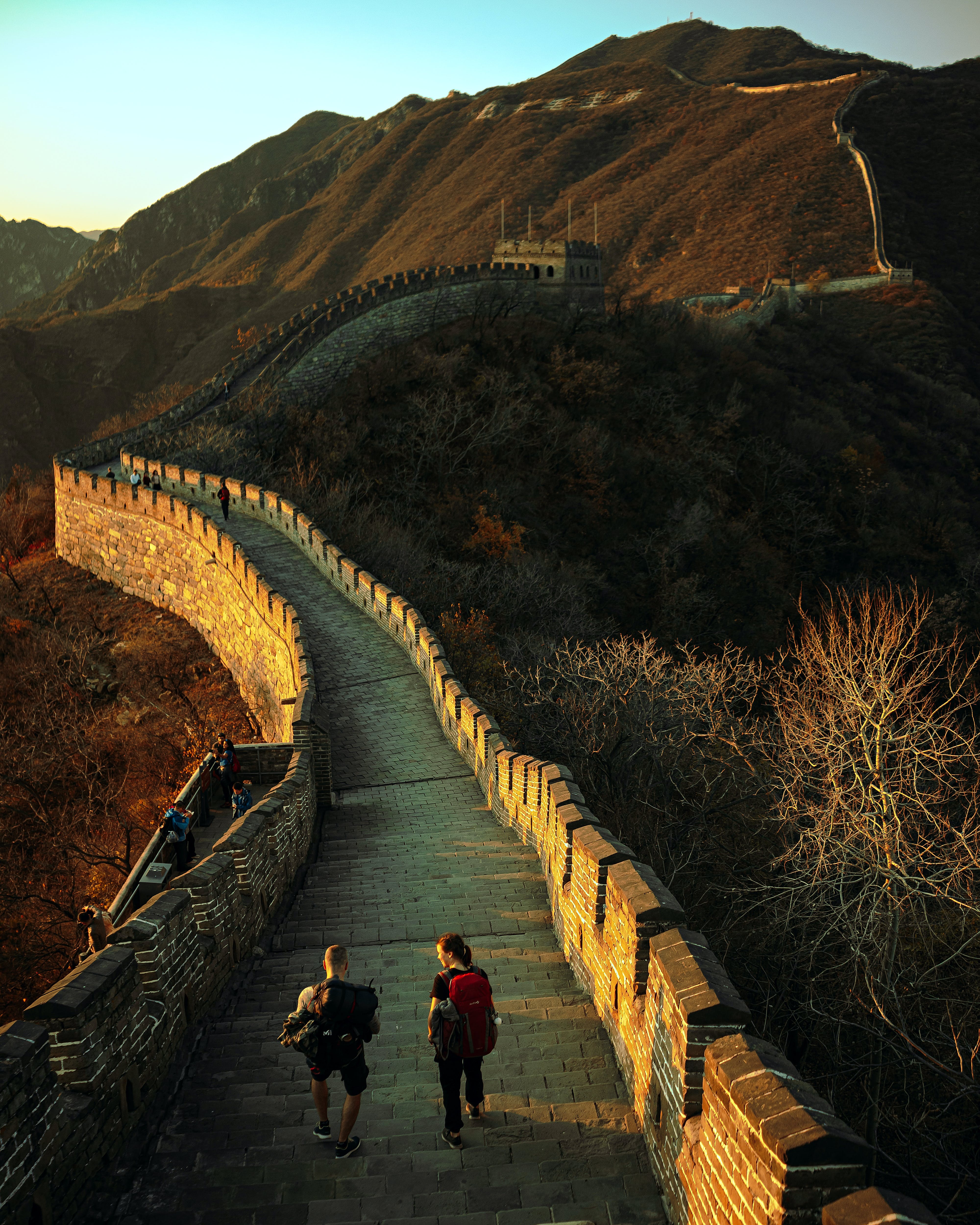 Tourists walking through the Great Wall of China | Source: Pexels