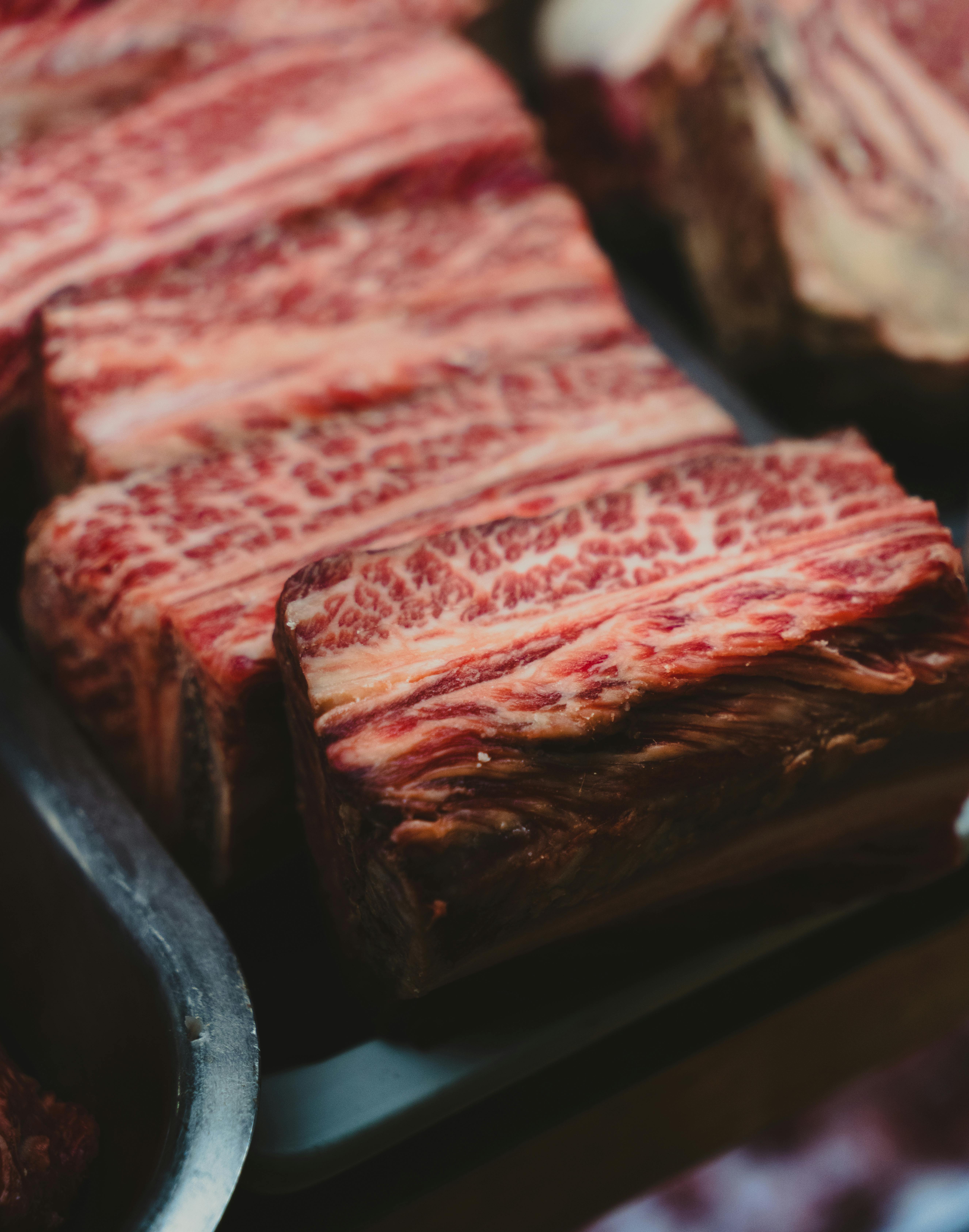 Raw meat on a barbecue grill | Source: Pexels